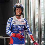 ヤマハの電動トライアルバイクによる黒山健一選手のデモンストレーション