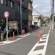狭い道、制限1.7m！　荒玉水道道路：世田谷区成城1丁目、画面奥が大蔵水道橋、さらに高円寺方面