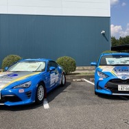 ボンネットに最優秀賞1作品と優秀賞3作品、その他80作品は車両サイドなどにラッピング