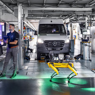メルセデスベンツが独デュッセルドルフ工場にロボット犬「アリス」導入