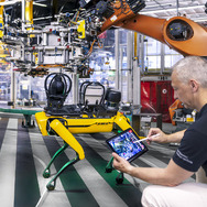 メルセデスベンツが独デュッセルドルフ工場にロボット犬「アリス」導入