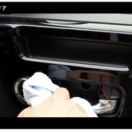 洗車系YouTuber SS-CARLIFEのしょしょ氏が、内装の汚れが目立つホンダ「N-BOX」でBPROの新製品を紹介