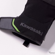 手首部分には「Kawasaki」ロゴ、中綿入りで保温性に優れる。カラー：ブラック