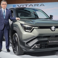 スズキ『eビターラ』と鈴木俊宏社長