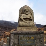 愛馬鎮魂之碑。ゆかりはわからなかったが、陸軍士官であった山中貞則氏の名が刻まれていることから、軍馬鎮魂碑と類推された。
