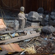 震災で破損した古仏像が西厳殿寺奥之院脇に置かれていた。