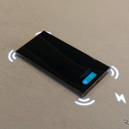 スマートフォンのワイヤレス充電を可能にする誘導充電ゾーンがカウンターに