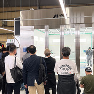 水性塗料での塗装実演には、鈑金塗装事業者など来場者の注目を集めた