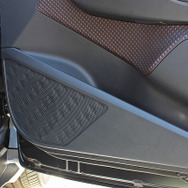 純正ドアスピーカーの取り付け位置の一例。