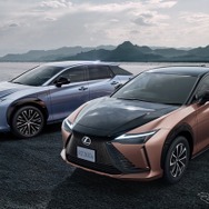 レクサス「RZ300e（手前）」、「RZ450e（奥）」（参考）