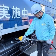 B5軽油を給油する様子