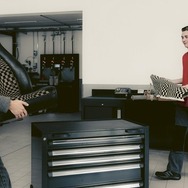 ポルシェが歴史的シート生地を復刻