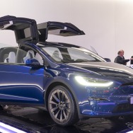 財務省が『EV重量税』の導入を検討しているという。写真はテスラのモデルX