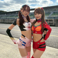 撮影会には式波・アスカ・ラングレー役の松田彩花と、真希波・マリ・イラストリアス役の雪野るなが登場