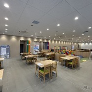 広々とした商談スペース。キッズスペースも完備