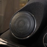 市販カースピーカーの装着例（モレル＆アークオーディオ デモカー）。