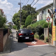 狭い道！ 制限1.5mの都道11号、画面奥～左手前