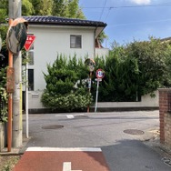 狭い道！ 制限1.5mの都道11号、画面手前～右折