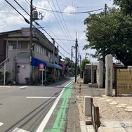 狭い道！ 制限1.5mの都道11号。右が知行院