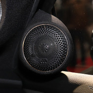 市販カースピーカーの装着例（モレル＆アークオーディオ デモカー）。