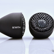 取り付け性の高いミドルグレードスピーカーの一例（ビーウィズ・ルーセント シリーズ）。