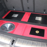 『イングラフ』（青森県八戸市）にて製作されたオーディオカーの一例。