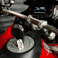 トリコローレを刻印した100周年記念デザインのチャーム