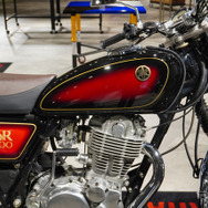 「サンバースト塗装」が施されたヤマハ SR400のタンク