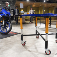 塗装テーブル（R25モデル）の脚には本物のフロントフォークを採用