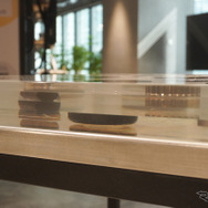 鍛造部品が封入された鍛造テーブル。よく見ると5層になっていることがわかる。