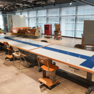 FRPプールの廃材からできたテーブルの天板