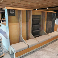 ベンチやホワイトボードもFRPプールの廃材からできている