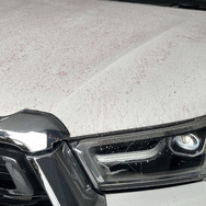 ハイラックス（令和3年式）のボディにスプレーした直後の様子。鉄粉の量に応じて、変色の度合いが変わる。