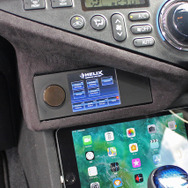 「カーオーディオ・プロショップ」にて製作されたオーディオカーの一例（製作ショップ：ウェイブトゥポート＜鳥取県＞）。