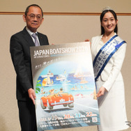 日本マリン事業協会の渡辺克明会長（左）とマリンアンバサダーに就任した野口絵子さん（右）