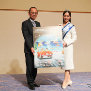 日本マリン事業協会の渡辺克明会長（左）とマリンアンバサダーに就任した野口絵子さん（右）