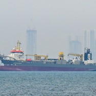 ホルムズ海峡の緊迫に伴い、ドバイ沖に停泊する船舶が増えた