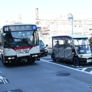 荻窪駅西口での風景。グリーンスローモビリティがいかに小さいかがよくわかる