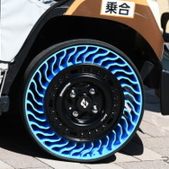 荷重が掛かると青い樹脂部分が変形する