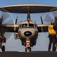 米海軍空母、ジェラルド・R. フォードで発艦を待つE-2Dホークアイ（2月28日）