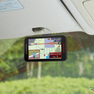 宙づり取り付けステーも付属しフロントガラスと天井のすき間に取り付け可能