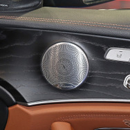 「カーオーディオ・プロショップ」にて製作されたオーディオカーの一例（製作ショップ：パラダ＜福井県＞）。