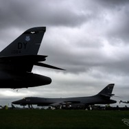 在英米軍基地でイラン爆撃を準備するB-1Bランサー。おそらく統合直接攻撃キットを装着した地中貫通爆弾を搭載すると思われる