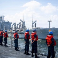 海上給油の準備をする米海軍ミサイル駆逐艦、デルバート・D. ブラック。写真奥は給油艦、ヘンリー・J. カイザー（3月3日、地中海）