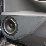 ドアポケットやドリンクホルダーを内包する形で作られたアウターバッフル。ミッドバスのパフォーマンスを存分に発揮させている。