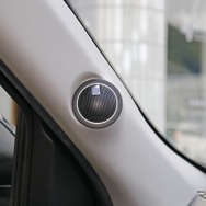 ツイーターはしっかりと角度をつけて取り付けられ、高域特性を整えている。精度の高い取り付けが隅々にまで施された。