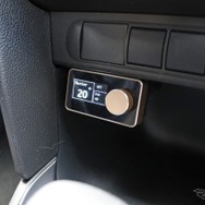 DSPアンプであるPPlug&Play1080のコントローラーは操作性を考えてセンタークラスター下部にシンプルに取り付けられている。