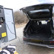 『アウトランダーPHEV』から信号機へ給電