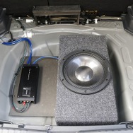 ラゲッジのフロアパネルを外すとフロア下からサブウーファーとパワーアンプが現れる、シンプルなレイアウトとした。