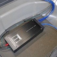 サブウーファー用のパワーアンプにはカロッツェリアの小型パワーアンプであるPRS-D800を採用した。